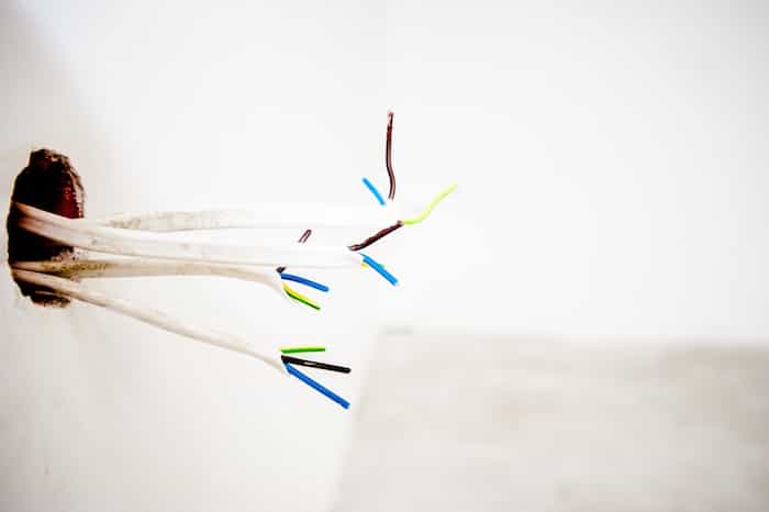 Cables cortados con riesgo de cortocircuito
