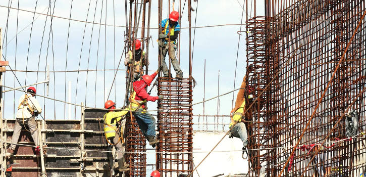 Trabajadores de la construcción guardando las medidas preventivas para evitar riesgos en altura