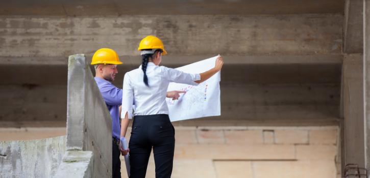 Jefe de obras trabajando,