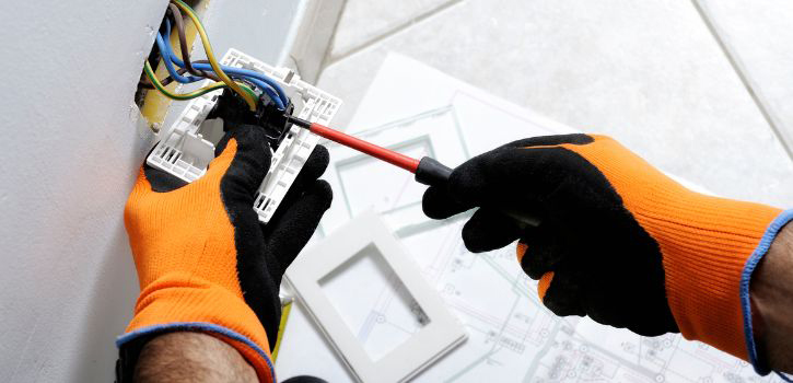 Qué EPIs debe llevar un electricista