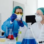Prevención de riesgos laborales en laboratorios farmacéuticos y químicos.